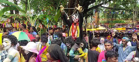 The tribes dressed in eccentric costumes march towards Devarapura to offer exvoto. 