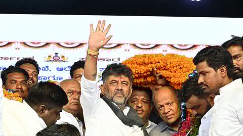 DCM D K Shivakumar greeting the people after being felicitated at Kolhar town of Vijayapura district on Friday.