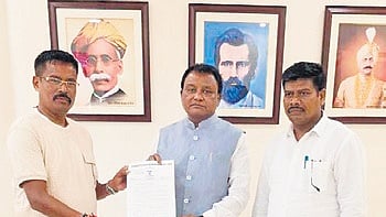 The duo submitted memorandums to the CM and Pujari requesting them to stop the ongoing process to give revenue status to the Bengali settlers’ villages.