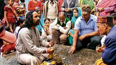 Goor Hardayal conducting a pooch divination session for devotees in 2008
