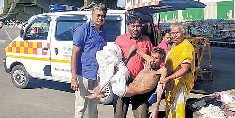 N Deivaraj & volunteers of ‘New Deiva City Trust’ helping a destitute.