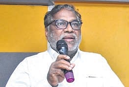 Goreti Venkanna during a book release event at Balotsav Bhavan.