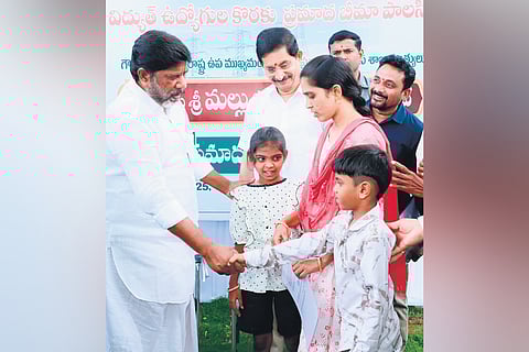 Deputy Chief Minister Mallu Bhatti Vikramarka hands over a Rs 1 crore cheque to the family members of Jogun Naresh, who died in an accident while on duty under NPDCL