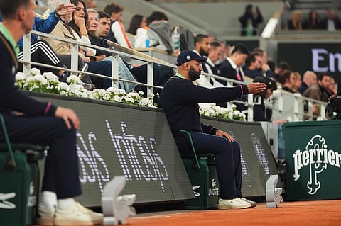 A line judge makes a call as Russia's Anastasia Pavliuchenkova plays China's Zheng Qinwen during their first round match of the French Tennis Open at the Roland Garros stadium, in Paris, Sunday May 25, 2025. 