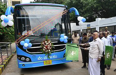 Transport Minister Ramalinga Reddy flagged off for 'Divya Darshana', Temple Rounds special bus by BMTC