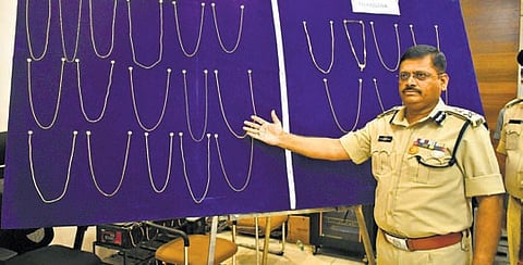 City police commissioner SV Rajashekar Babu addressing the media regarding the arrest of a chain snatcher and recovery of gold worth 30 lakhs in Vijayawada on Wednesday.