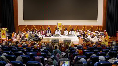 The audience at IIT-H enjoys Bhai Gurudev Singh's performance 