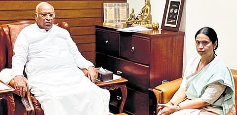 Minister Lakshmi Hebbalkar meets AICC president Mallikarjun Kharge at his residence in Sadashivanagar, Bengaluru, on Sunday.
