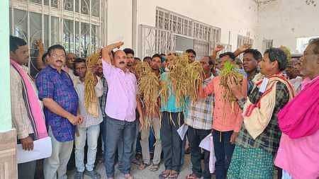 Farmers lock mandi office over delayed procurement in Odisha's Bargarh