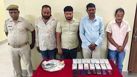Five held for duping people with plain paper in exchange for currency notes