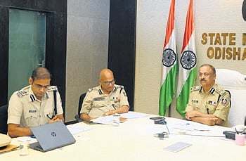 DGP YB Khurania in discussion with the senior police officers. 