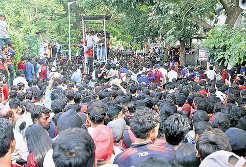 RCB fans throng the gates of the Chinnaswamy Stadium on Wednesday