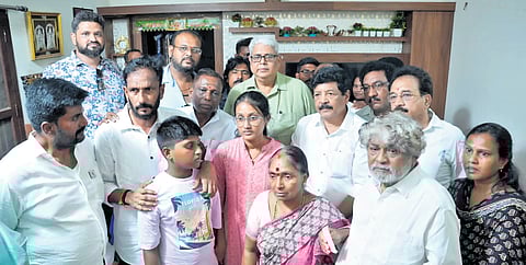 Minister Kandula Durgesh handed over aid to the victim’s family 