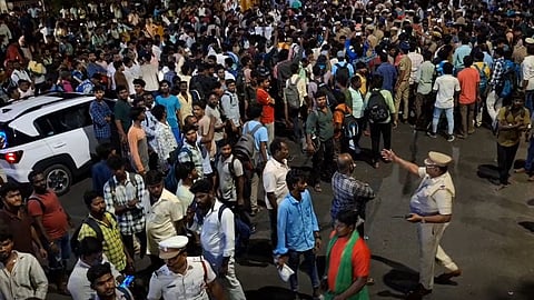 Over 100 commuters staged a protest at Kilambakkam late on Thursday