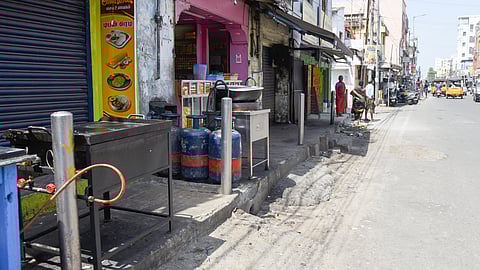 Several eateries in Woraiyur keep gas stoves, vessels on the
footpath, posing serious risks to public safety and hygiene.