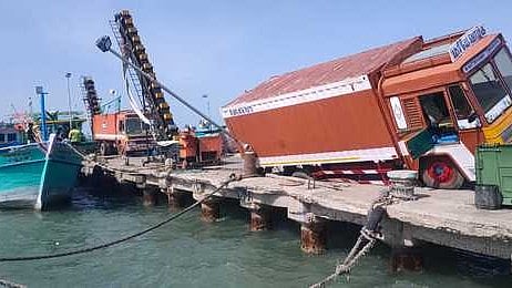 Boat jetty in Thoothukudi's Tharuvaikulam collapses, fishers want it fixed before ban ends
