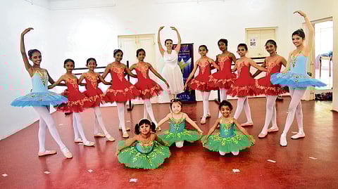 Isha Mahesh with her students