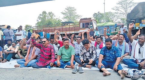 Farmers staging road blockade near Sindurpank bypass on Monday 