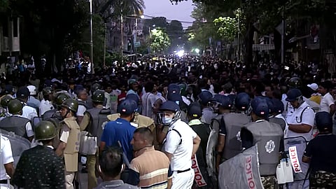 A clash broke out between Police and miscreants in Rabindra Nagar, in South 24 Parganas on Wednesday. 