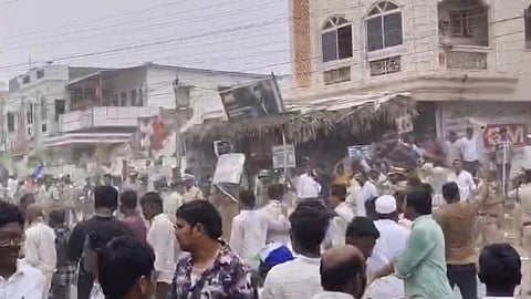 Stone pelting by YCP and TDP cadre in Podili town on Wednesday.