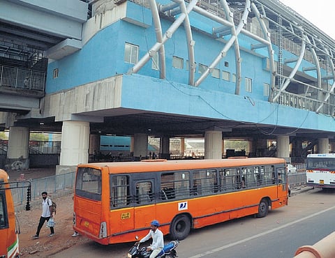 From bustling bus hub to chaos, disorder: Mismanagement cripples Sarai Kale Khan ISBT