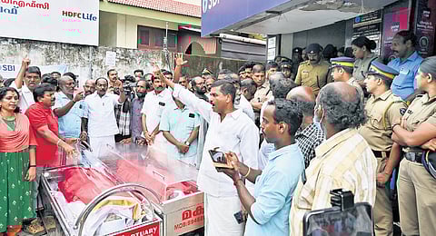 The bodies of the couple, who died by suicide near Karamana allegedly due to pressure from SBI bank to auction off their house, kept before the SMS branch of the bank near the General Hospital Junction by the protestors.