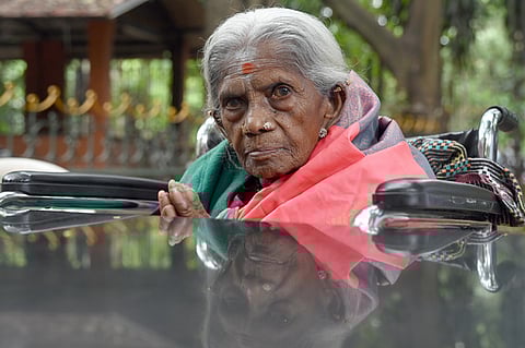 People carry the mortal remains of Saalumarada Thimmakka for her funeral at the Jnanabharathi campus of Bangalore University on Saturday.