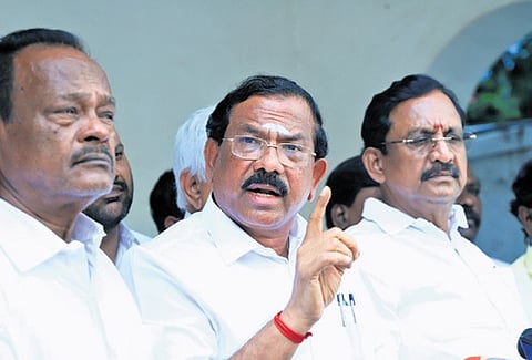 AIADMK leader K Pandiarajan accused govt of politicising the issue.