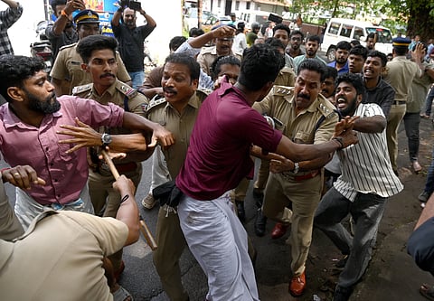 SFI, Yuva Morcha clash in Kozhikode over Bharat Mata controversy