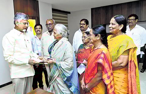 An elderly woman met Chief Minister Chandrababu Naidu on Tuesday, and donated gold bangles and Rs 1 lakh for the construction of Capital Amaravati