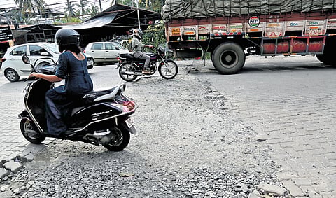 further aggravating the congestion on the stretch 