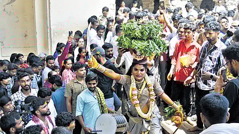 Chants of “Jai Mata Di” and “Amma Bonalu” echoed through the fort as the procession began early and continued late into the night.