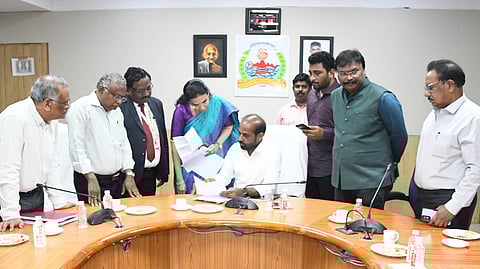 Andhra Health Minister discusses issues faced by foreign medical graduates