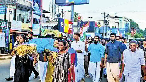 Youth Congress Eravipuram mandalam committee workers stage a protest march at Pallimukku in Kollam, demanding the resignation of Health Minister Veena George. 
