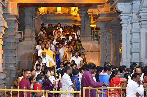  Thousands flocked to the Vemulawada and Dharmapuri temples. By evening, around 27,700 devotees had darshan of Lord Shiva and Goddess Raja Rajeshwari Devi.