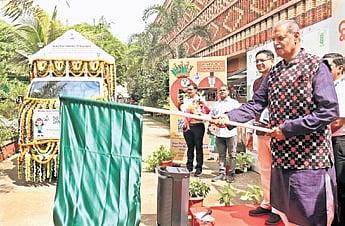 Dy CM KV Singh Deo flagging off a rath for promotion of rooftop gardening, at Krushi Bhavan