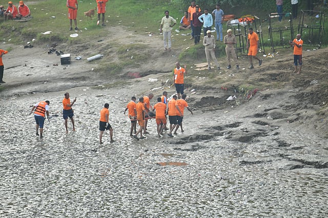 Rescue teams in action to recover bodies.