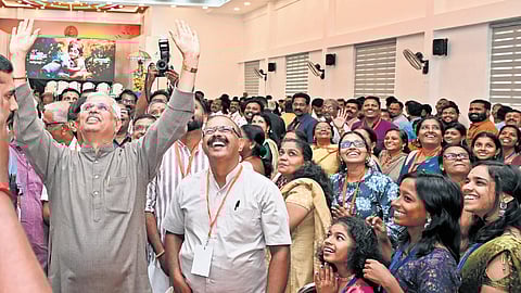 Governor Rajendra Arlekar greeting the audience at the golden jubilee celebrations of Balagokulam in Thiruvananthapuram on Sunday