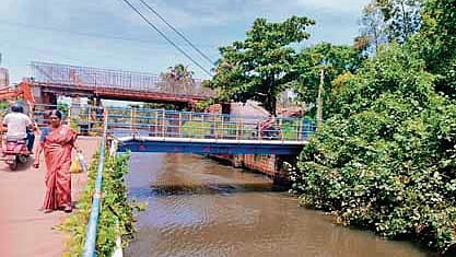 A view of the low-height bridge at Trikkunnapuzha. The new bridge, with 6.5 metres in height, being constructed can be seen behind