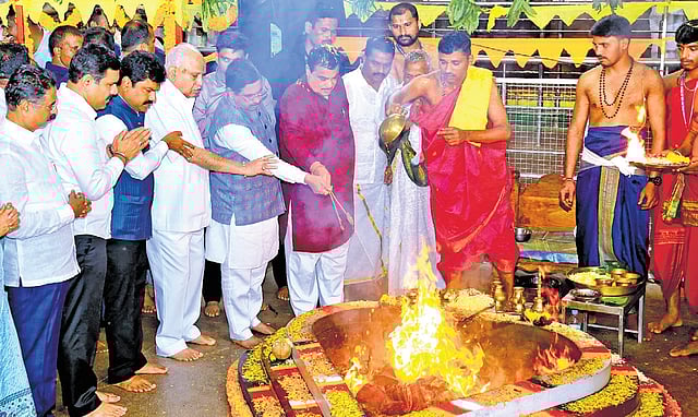 Union ministers Nitin Gadkari and Pralhad Joshi, former CM BS Yediyurappa, BJP MP BY Raghavendra, and party state president BY Vijayendra take part in a homa during the inauguration of the Sigandur Bridge in Shivamogga on Monday | Express
