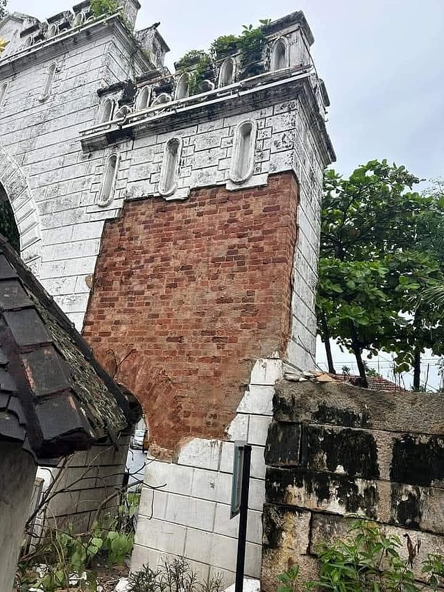 The West Fort wall in a peeled-off state.