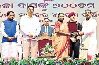 Union Education minister Dharmendra Pradhan receiving Kalinga Ratna Award from President Murmu 