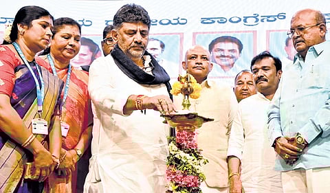 Deputy Chief Minister DK Shivakumar inaugurates the Guarantee Committee 
office-bearers meeting at KPCC office in Bengaluru on Tuesday   
