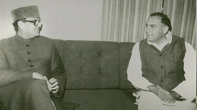 VP SIngh and Rajiv Gandhi