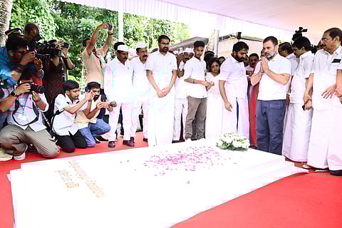 Congress leader Rahul Gandhi paying respect at former Chief Minister Oommen Chandy's tomb at St George Orthodox Church in Puthuppally on Friday