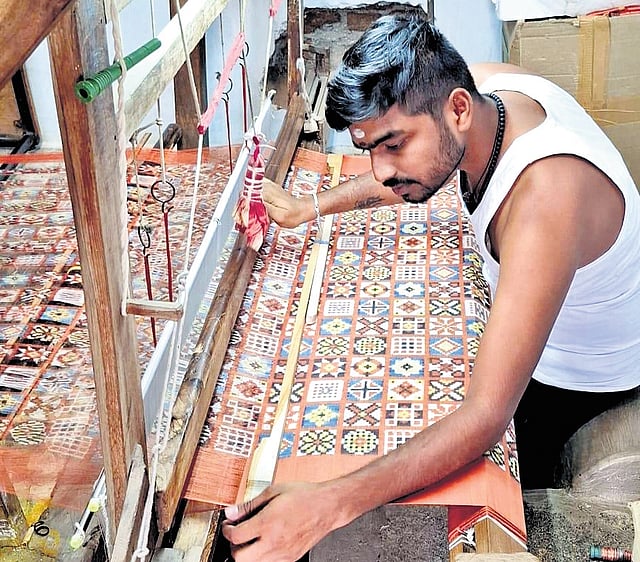 Godu Pavan makes a Telia Rumal piece at his workshop