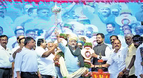 Deputy CM DK Shivakumar inaugurates a programme to distribute e-Swathu documents and title deeds in Hoskote on Sunday.