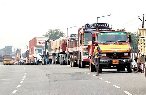 Heavy vehicles flout rules, endanger city commuters