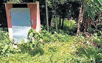 The toilet, behind which the incident took place.