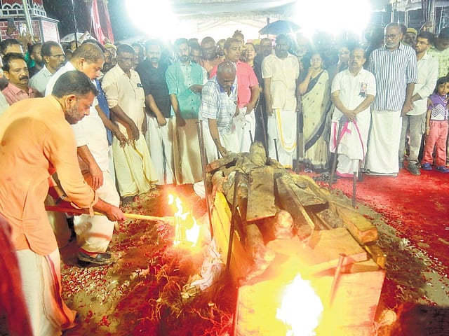 V A Arun Kumar lights the funeral pyre of his father V S Achuthanandan 
at Valiyachudukadu 
